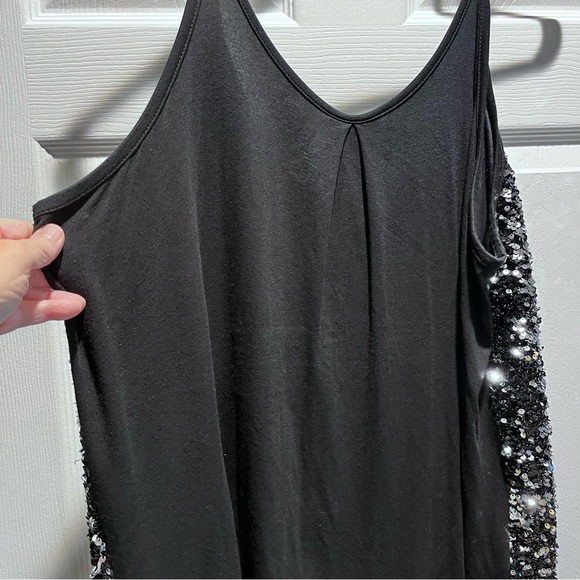 Super cute dazzling sequins on this elegant camisole  top. Size 2X. - Picture 4 of 6
